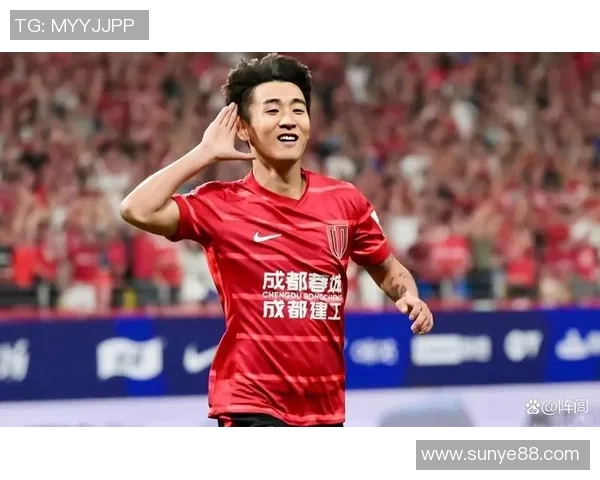 穿着鲜艳红色球衣的足球明星是谁 引发球迷热议